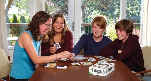 Miniatura 3 de Pickles to Penguins! El juego de fiesta de enlace de imágenes de pensamiento rápido - para 2 o más jugadores a partir de 8 años de edad