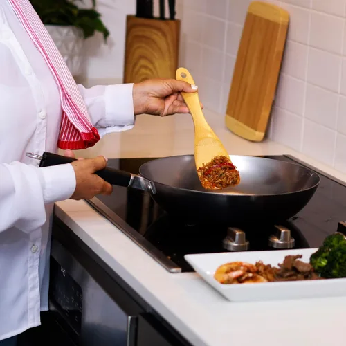 Miniatura 5 de JOYCE CHEN Serie Profesional Sartén Wok de Acero al Carbono de 12 Pulgadas con Mango Fenólico