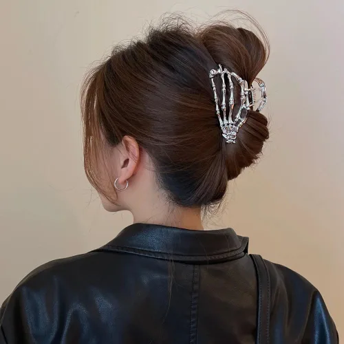 Miniatura 3 de Pinzas de pelo de aleación de calavera – Divertidas pinzas punk, agarre fuerte para cabello grueso y fino, accesorios de metal plateado