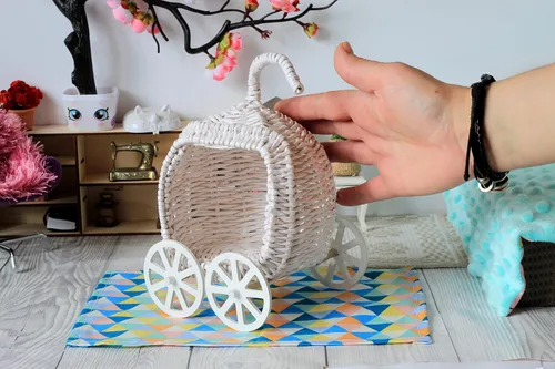 Miniatura 3 de Carruaje de Cenicienta, cochecito de calabaza de mimbre de cuento de hadas. miniatura blanco hecho a mano