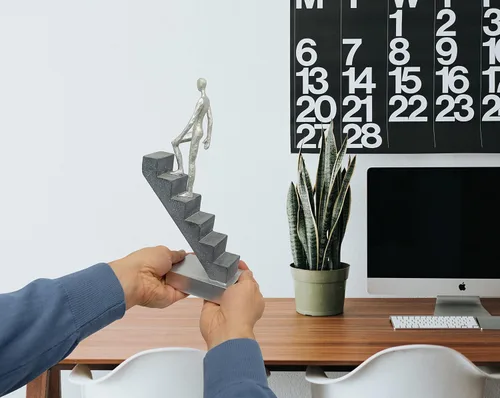 Miniatura 2 de Vaudagio Decoración moderna de escritorio 'Top of the Rock' – Escultura abstracta de 11 pulgadas como motivación – Figura moderna de decoración