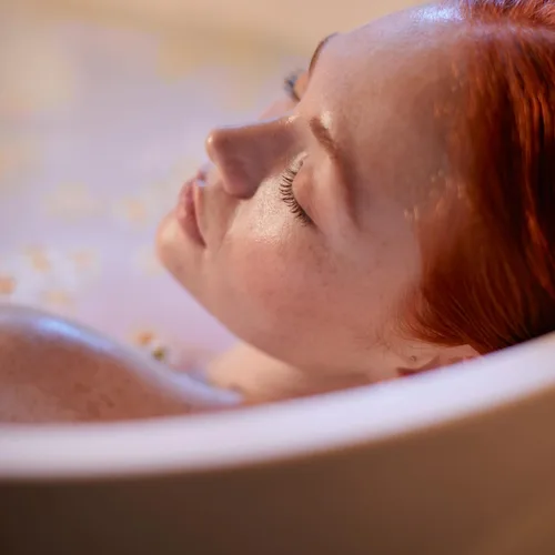 Miniatura 5 de Sprig by KOHLER - Bomba de baño de manzanilla + té verde, hipoalergénica, fabricada con ingredientes botánicos naturales e ingredientes de primera