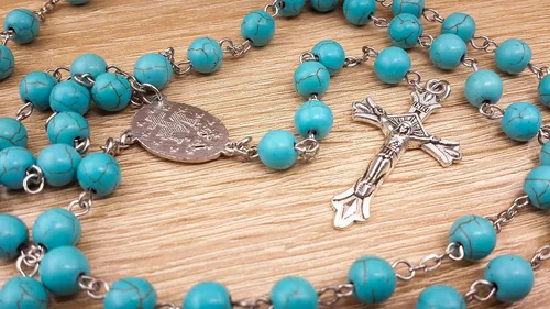Miniatura 8 de Nazareth Store Collar de cuentas de piedra de mármol azul cielo rosario turquesa con cuentas de medalla milagrosa católica y cruz de Jesús 20