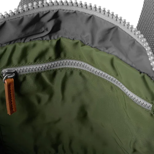 Miniatura 7 de ORI LONDON Mochila Rolltop para hombre y mujer - Mochila de viaje mediana de nailon para portátil y accesorios - The Canfield, Palta, Mediana