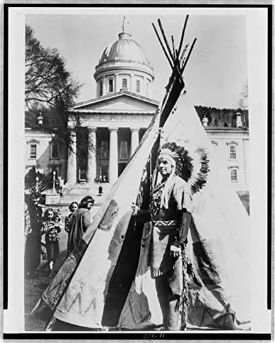 HistoricalFindings Foto: Mohawk Jefe Poking Fire,Tipi,State House,Montpelier,Vermont,VT,1953,Indio