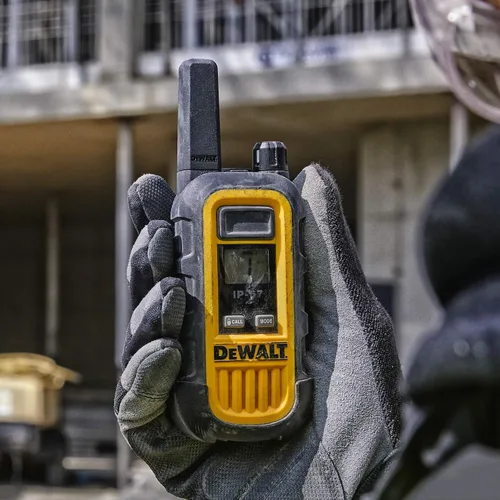 Miniatura 3 de DEWALT DXFRS300 Walkie Talkies de alta resistencia de 1 vatio, impermeable, resistente a los golpes, radio bidireccional recargable y de largo