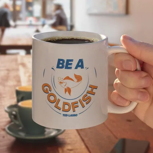 Miniatura 4 de Ted Lasso Be A Goldfish - Taza de café de cerámica, novedosa taza de regalo para café, té y bebidas calientes, 11 onzas, color blanco