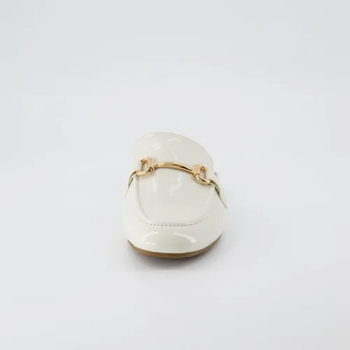 Miniatura 3 de CUSHIONAIRE Sandalias Yates con hebilla para mujer + espuma viscoelástica, anchos disponibles, Bone charol
