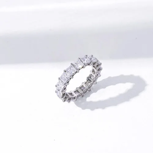 Miniatura 6 de Tienda Essentials Anillo de plata de ley con corte princesa hecho con circonita cúbica Infinite Elements (anteriormente colección Tienda)