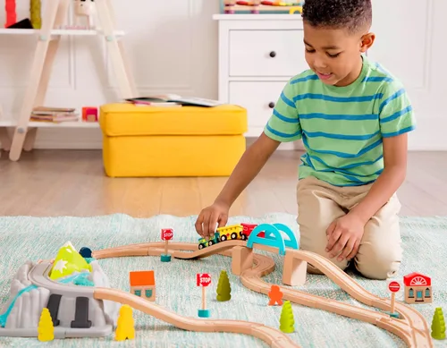 Miniatura 2 de B. toys – Juego de Tren de Madera y Ruedas – 47 Piezas – Vías y Accesorios – Cubo de Almacenamiento con Tapa de Montaña – Juguetes Clásicos