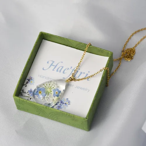 Miniatura 95 de Collar de flores silvestres prensadas con encaje de Forget-Me-Not y Queen Anne Collar de flores prensadas de oro Collares hechos a mano