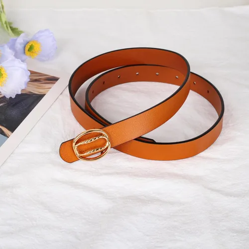 Miniatura 309 de Cinturón de cuero clásico con hebilla de metal para mujer con vestido de jeans
