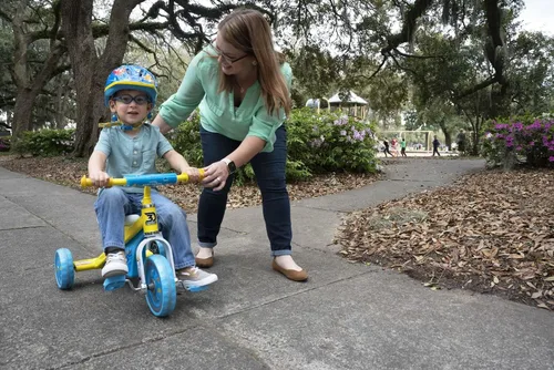 Miniatura 4 de Dynacraft Triciciclo Baby Shark para niños, diseño divertido y colorido, resistente y seguro, perfecto para niños pequeños que aprenden a montar