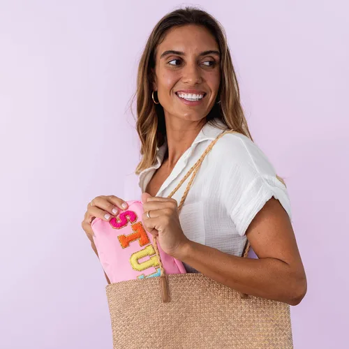 Miniatura 6 de Fablinks Bolsa de cosméticos de nylon rosa con parches de letras de chenilla