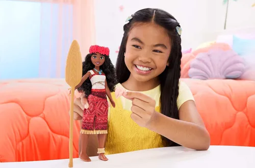 Miniatura 2 de Mattel Disney Moana 2 Singing Adventure Moana Doll con atuendo y accesorios distintivos, canta "We're Back" en inglés