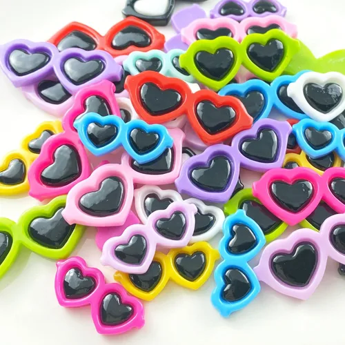 30 unidades de 2 tamaños mini lentes de sol de corazón coloridos de resina de dibujos animados con parte trasera plana, accesorios de decoración sin