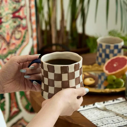 Miniatura 9 de Taza de café de cerámica a cuadros retro de 16 onzas, mango extragrande, apta para microondas, taza de té con patrón vintage para el hogar, oficina