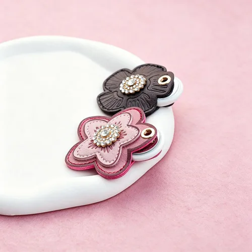 Miniatura 6 de Paquete de 2 llaveros ocultos para Airtag 2nd & 1st - Linda funda de cuero para llavero para mujer, diseño de flores negras y rosas
