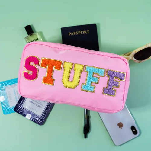 Miniatura 7 de Fablinks Bolsa de cosméticos de nylon rosa con parches de letras de chenilla