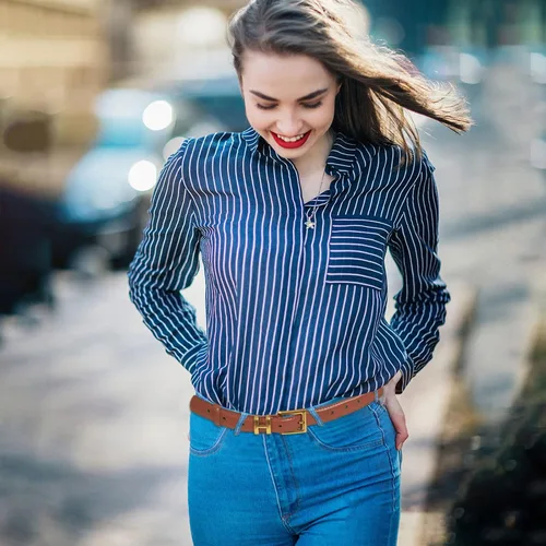 Miniatura 4 de Cinturón de cuero clásico con hebilla de metal para mujer con vestido de jeans