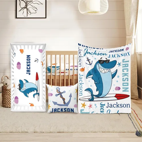 Miniatura 29 de Juego de ropa de cuna personalizado Duckbe - Diseño de oso con nombre personalizado para guardería de bebé, juego de 3 piezas - Manta suave