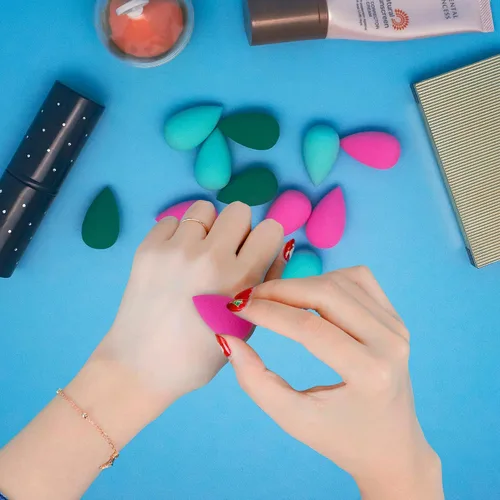Miniatura 6 de Mini esponja de maquillaje de copos de nieve para aplicación detallada alrededor de los ojos y otras áreas, 12 unidades, sin látex, pequeñas Rojo