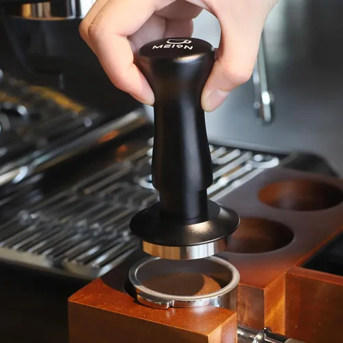 Miniatura 5 de MEION Espresso Tamper - Manipulador de café de 1.929 in, calibrado de doble resorte con base de acero inoxidable, viene con almohadilla de Negro
