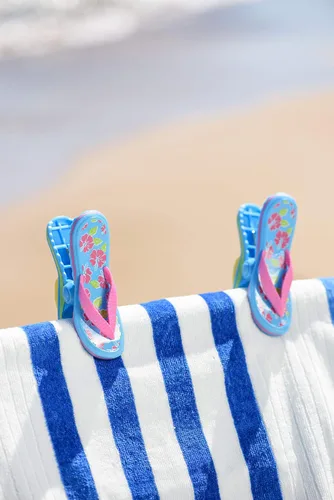 Miniatura 2 de O2COOL Bocaclips - Pinzas para toallas de playa para sillas de playa, accesorios para patio y piscina - (Chanclas) 2