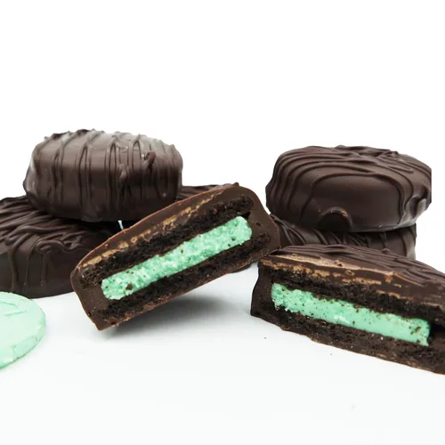 Miniatura 14 de Galletas de la marca Philadelphia Candies cubiertos por ambos lados de chocolate negro y con leche, y crema de cacahuete de la marca Nutter Butter