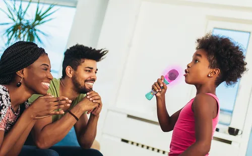 Miniatura 4 de eKids Disney - Micrófono de juguete de La Sirenita para niños con música integrada y luces intermitentes, diseñado para los fanáticos