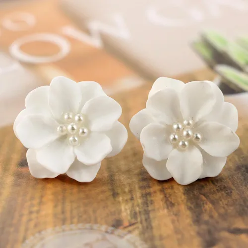 Miniatura 5 de Exaggeration - Aretes bohemios de perlas para mujer, flor de camelia, perlas blancas, aretes de tuerca Blosson, regalos de joyería de boda