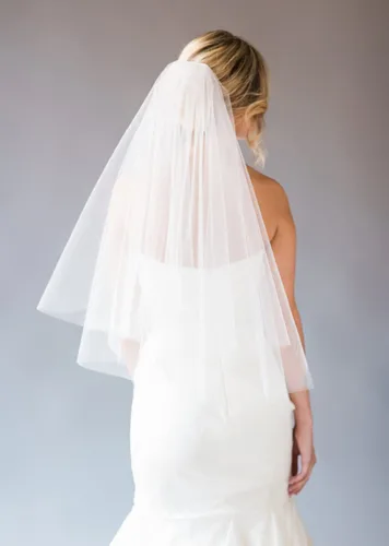 Eaytmo Simple Bride - Velos de novia de color marfil con longitud a la cadera, velo corto de 2 niveles con peine, accesorios de pelo de tul suave
