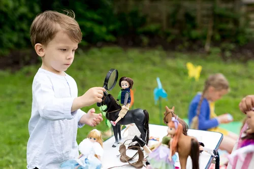 Miniatura 2 de Lottie Pony Club Muñeca con Caballo Set y Accesorios