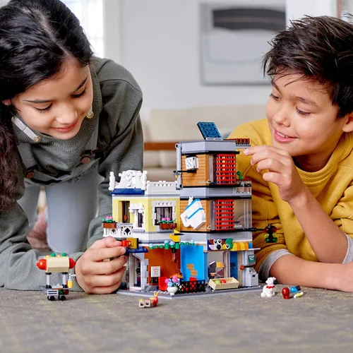 Miniatura 3 de LEGO Creator 3 en 1 Tienda de Juguetes de Casa Urbana con Tienda de Mascotas y Café 31097 Set de Construcción de Tienda con Banco, Set de Juego