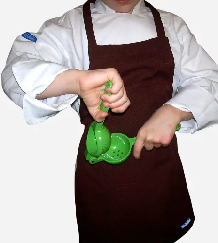 Miniatura 5 de CHEFSKIN 3 delantales para niños, tela real, bolsillo, disponible en tamaño pequeño (para 3-7), 3 sombreros blancos