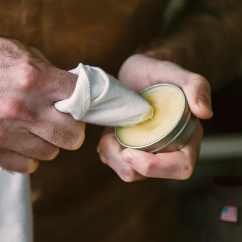 Miniatura 4 de Otter Wax Cera para botas 2 onzas Impermeabilizante de cuero natural Fabricado en Estados Unidos