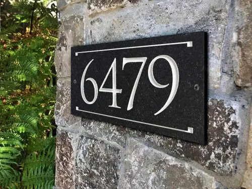 Miniatura 3 de Placa de dirección de piedra con números grabados. Letrero de dirección hecho de piedra sólida y real.