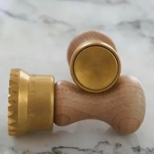 Miniatura 7 de La Gondola Sello casero para ravioles – redondo suave 1.5 pulgadas Herramienta para hacer pasta italiana para el hogar y negocios Latón y madera