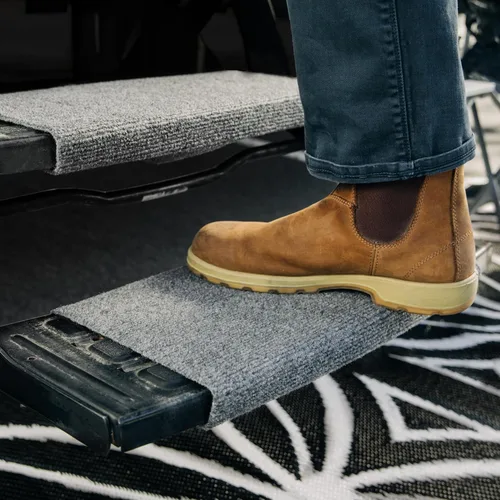 Miniatura 2 de Camco Alfombra Envolvente para Escalones de RV - para Escalones Manuales y Eléctricos de RV - Instalación Fácil, No Requiere Herramientas - Se