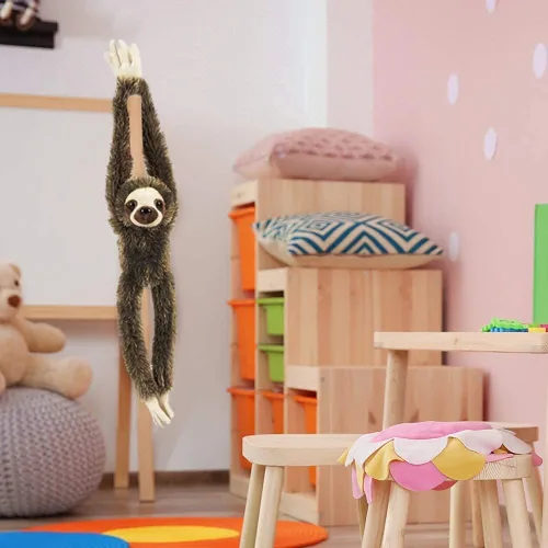 Miniatura 6 de ArtCreativity Peluche de perezoso colgante marrón, perezoso de peluche de tres dedos de 28 pulgadas con diseño realista, suave y abrazable, bonita