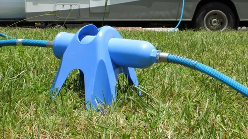 Miniatura 2 de Camco Soporte de filtro de agua 2 en 1 para autocaravana, reduce el retorcimiento de la manguera, maximiza el flujo de agua, dos opciones
