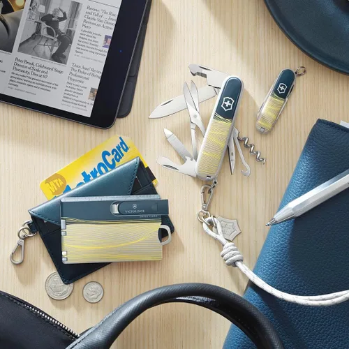Miniatura 6 de Victorinox Live to Explore Classic SD Swiss Army - Cuchillo de bolsillo de 7 funciones de fabricación suiza, estilo Nueva York