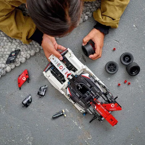 Miniatura 8 de LEGO Technic Formula E(R) Porsche 99X Electric 42137