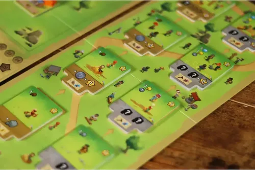 Miniatura 7 de IELLO: Little Town: Artisans Expansion - Juego de mesa de estrategia, táctico e interactivo, más edificios y objetivos, juego familiar, a partir