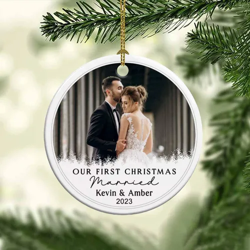Miniatura 3 de Adorno de cerámica personalizable con texto en inglés «Our First Christmas Married», adorno de Navidad personalizado para el señor y la señora