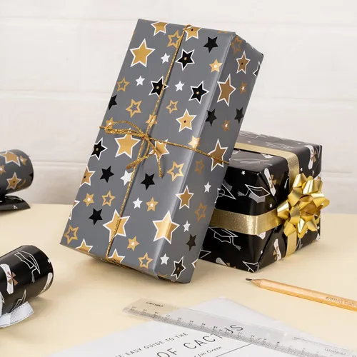 Miniatura 7 de WRAPAHOLIC Papel de regalo reversible de graduación, mini rollo, 17 pulgadas x 33 pies, tapa de zanjadora dorada negra y estrellas para fiestas