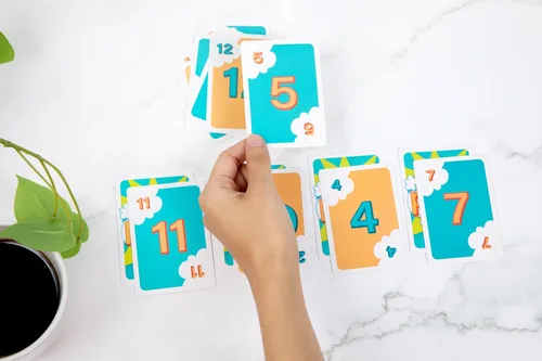 Miniatura 3 de Poof The Game - Juego de cartas casual rápido de aprender, fácil de jugar, para amigos y familiares, grupos grandes y pequeños, noches de juego