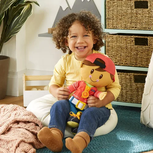 Miniatura 2 de Playskool Dressy Kids - Muñeca con pelo castaño y sombrero, juguete de peluche de actividades con cremallera, cordón de zapatos, botón, para edades