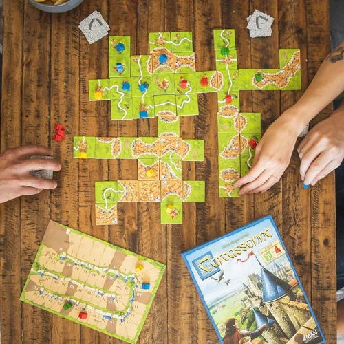 Miniatura 5 de Asmodee Carcassonne Juego de Mesa - Juego Clásico de Estrategia de Colocación de Fichas, Diversión Familiar, Aventura Medieval para Niños y Adultos