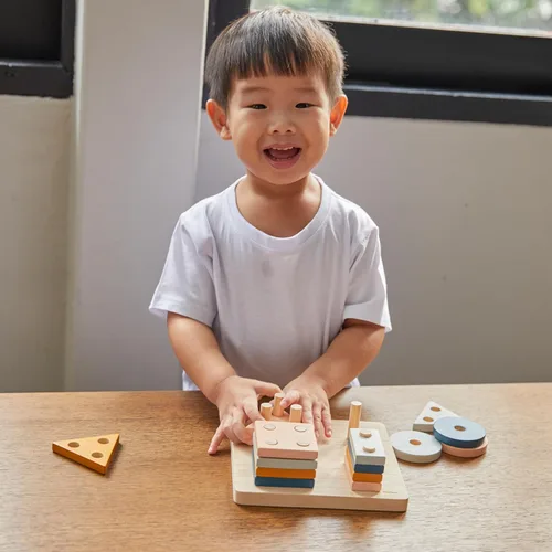 Miniatura 13 de PlanToys (2403 Tabla de clasificación geométrica de madera hecha de madera de caucho y pinturas y tintes no tóxicos)